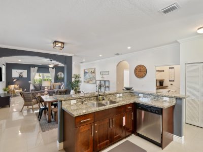 Crews Corner - Modern 4 Bedroom across from LMC (Safe Harbor)