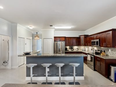 Crews Corner - Modern 4 Bedroom across from LMC (Safe Harbor)