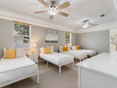 Crews Corner - Modern 4 Bedroom across from LMC (Safe Harbor)