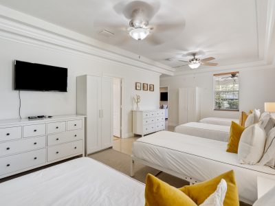 Crews Corner - Modern 4 Bedroom across from LMC (Safe Harbor)