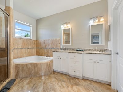 Crews Corner - Modern 4 Bedroom across from LMC (Safe Harbor)