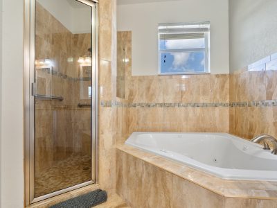 Crews Corner - Modern 4 Bedroom across from LMC (Safe Harbor)