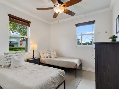 Crews Corner - Modern 4 Bedroom across from LMC (Safe Harbor)
