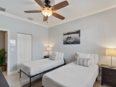 Crews Corner - Modern 4 Bedroom across from LMC (Safe Harbor)