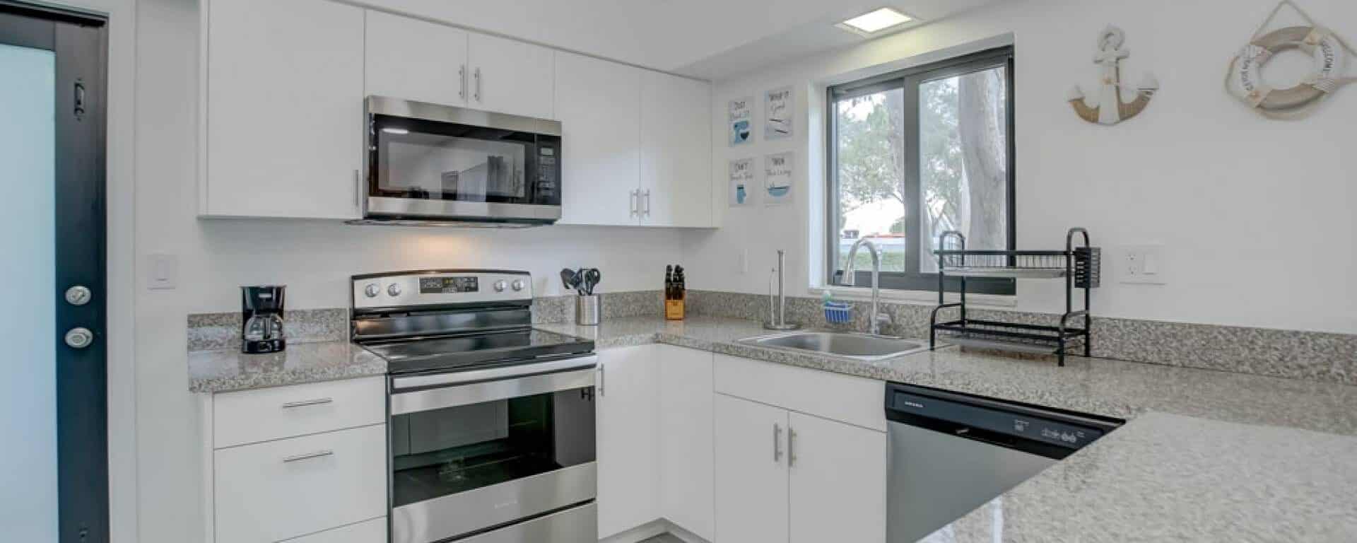 Nautica Two Crew House: Modern 2Bedroom/2Bath with Pool