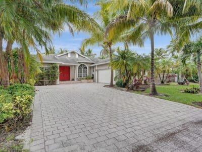 Deja Blue - Spacious 4 Bed / 2.5 Bath Covered Patio BBQ Large Fenced Pool