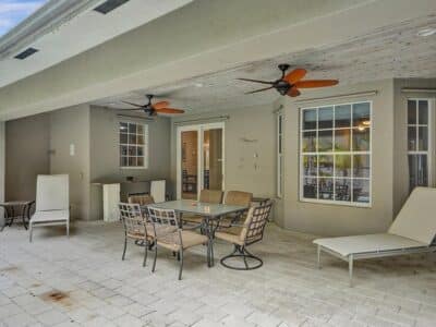 Deja Blue - Spacious 4 Bed / 2.5 Bath Covered Patio BBQ Large Fenced Pool