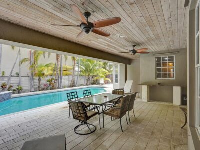 Deja Blue - Spacious 4 Bed / 2.5 Bath Covered Patio BBQ Large Fenced Pool