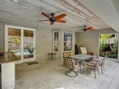 Deja Blue - Spacious 4 Bed / 2.5 Bath Covered Patio BBQ Large Fenced Pool