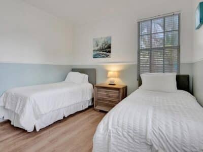Deja Blue - Spacious 4 Bed / 2.5 Bath Covered Patio BBQ Large Fenced Pool