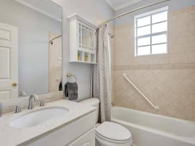 Deja Blue - Spacious 4 Bed / 2.5 Bath Covered Patio BBQ Large Fenced Pool