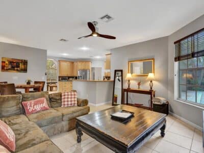 Deja Blue - Spacious 4 Bed / 2.5 Bath Covered Patio BBQ Large Fenced Pool