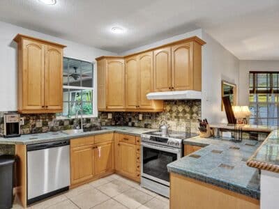 Deja Blue - Spacious 4 Bed / 2.5 Bath Covered Patio BBQ Large Fenced Pool