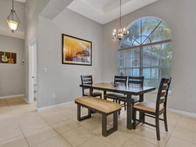 Deja Blue - Spacious 4 Bed / 2.5 Bath Covered Patio BBQ Large Fenced Pool