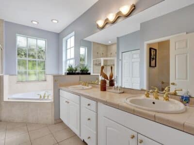 Deja Blue - Spacious 4 Bed / 2.5 Bath Covered Patio BBQ Large Fenced Pool