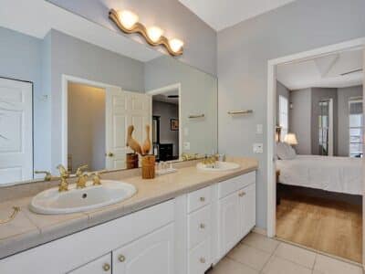Deja Blue - Spacious 4 Bed / 2.5 Bath Covered Patio BBQ Large Fenced Pool
