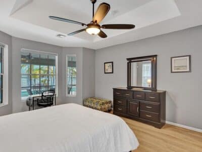 Deja Blue - Spacious 4 Bed / 2.5 Bath Covered Patio BBQ Large Fenced Pool