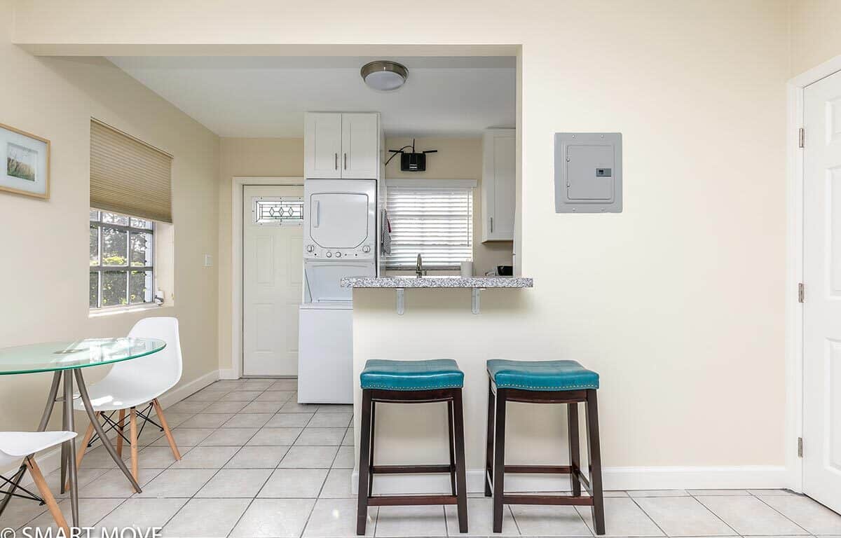 Paradise Point - Popular 1 bed / 1 bath Short-Term Rental Apartment