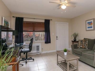 Three Palm - Cozy 1 bed / 1 bath Short-Term Apartment