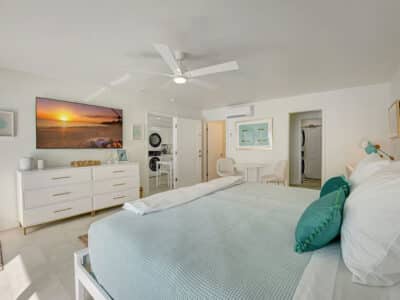 Sea Star - Beautiful Newly Renovated 3 Bedroom / 2 Bath Fort Lauderdale Apartment Retreat