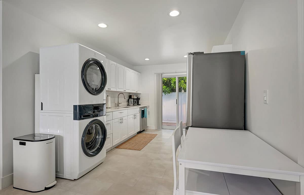 Sea Star - Popular Newly Renovated 2 bedroom / 1 bathroom Fort Lauderdale Apartment Escape