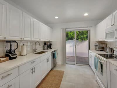 Sea Star - Beautiful Newly Renovated 3 Bedroom / 2 Bath Fort Lauderdale Apartment Retreat