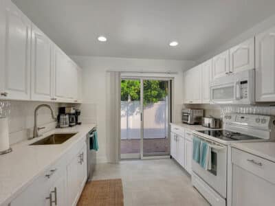 Sea Star - Beautiful Newly Renovated 3 Bedroom / 2 Bath Fort Lauderdale Apartment Retreat