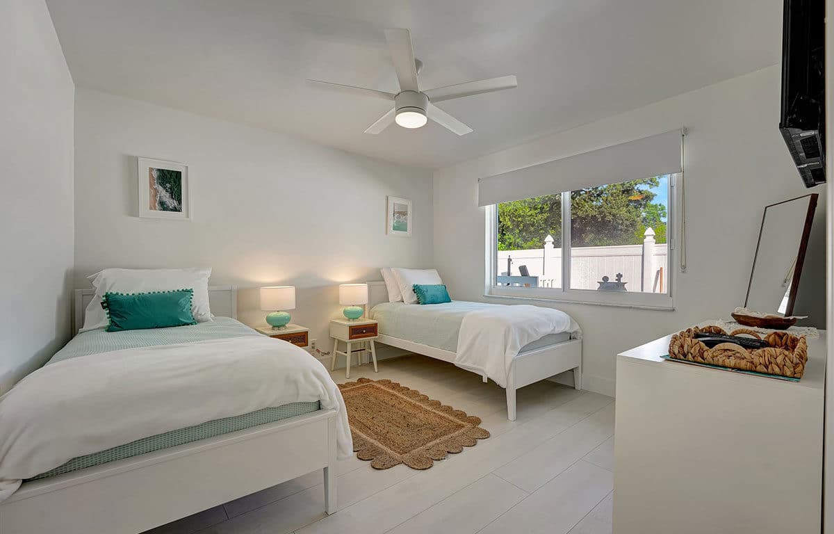 Sea Star - Popular Newly Renovated 2 bedroom / 1 bathroom Fort Lauderdale Apartment Escape