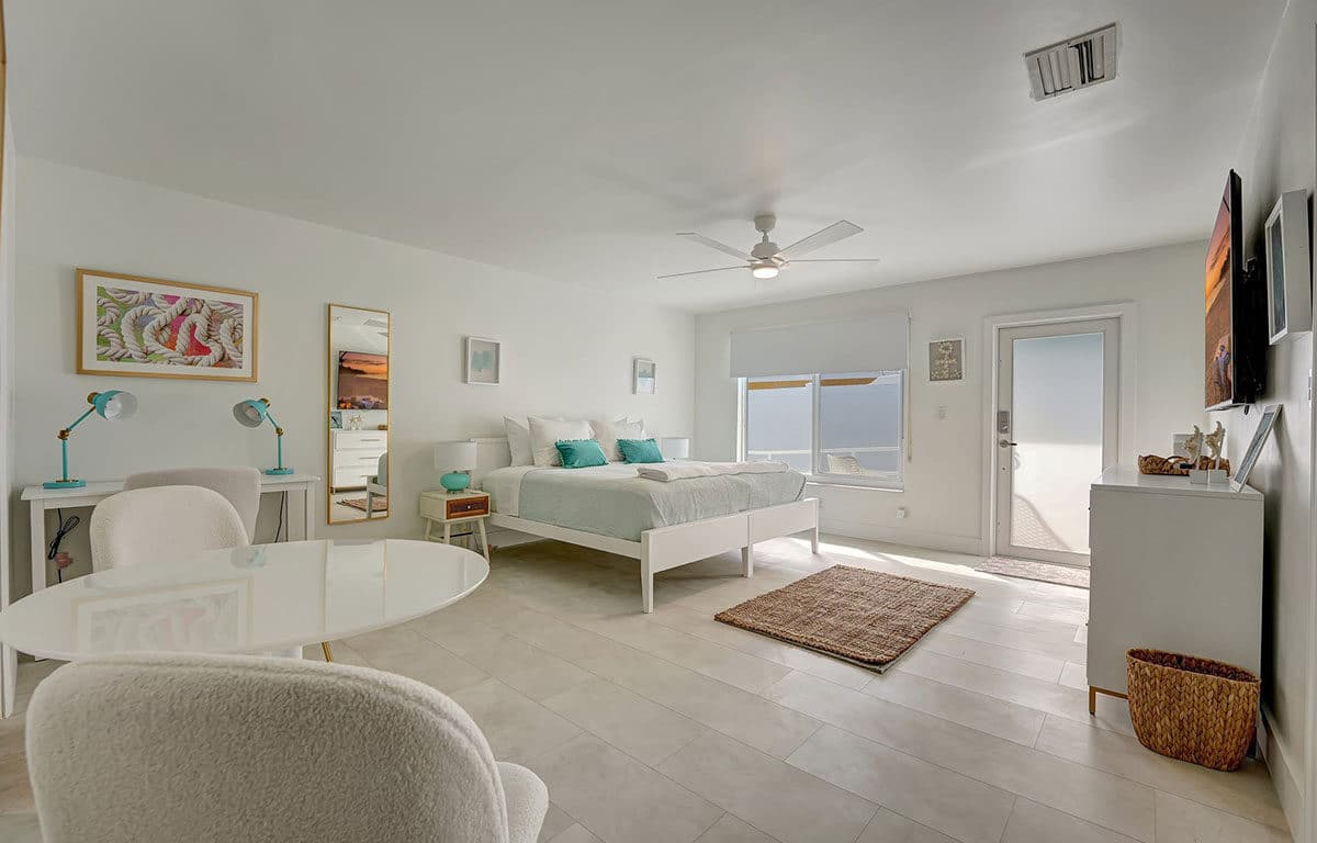 Sea Star - Newly Renovated Studio with Bathroom and Kitchenette Fort Lauderdale Retreat