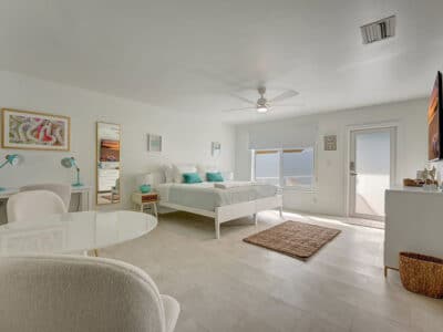 Sea Star - Newly Renovated Studio with Bathroom and Kitchenette Fort Lauderdale Retreat