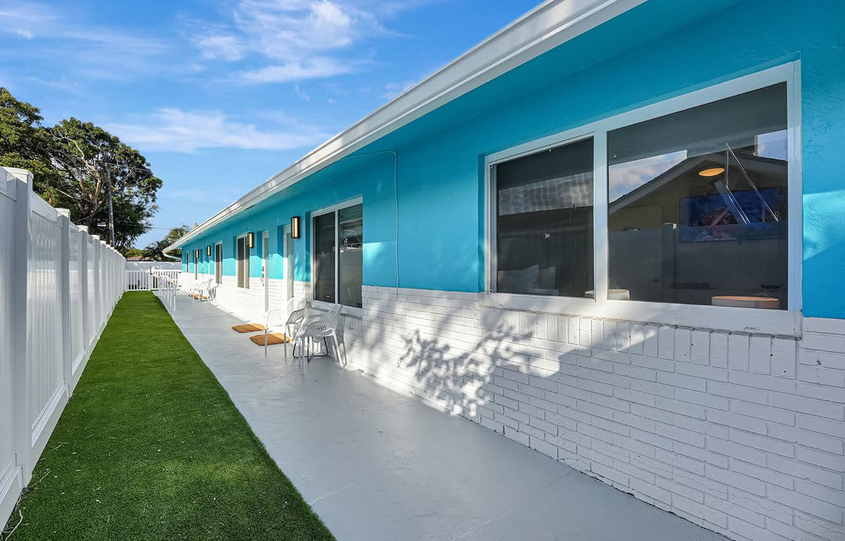 Sea Star - Newly Renovated Studio with Bathroom and Kitchenette Fort Lauderdale Retreat