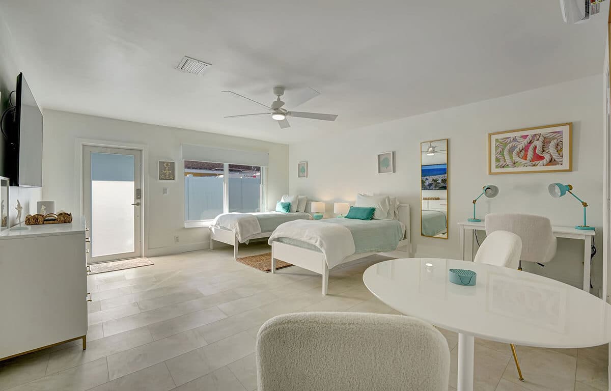 Sea Star - Popular Newly Renovated 2 bedroom / 1 bathroom Fort Lauderdale Apartment Escape