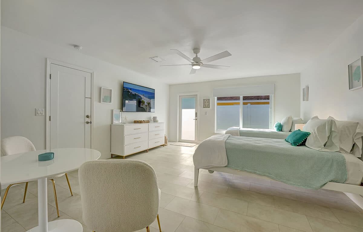 Sea Star - Popular Newly Renovated 2 bedroom / 1 bathroom Fort Lauderdale Apartment Escape