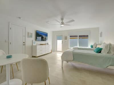 Sea Star - Beautiful Newly Renovated 3 Bedroom / 2 Bath Fort Lauderdale Apartment Retreat