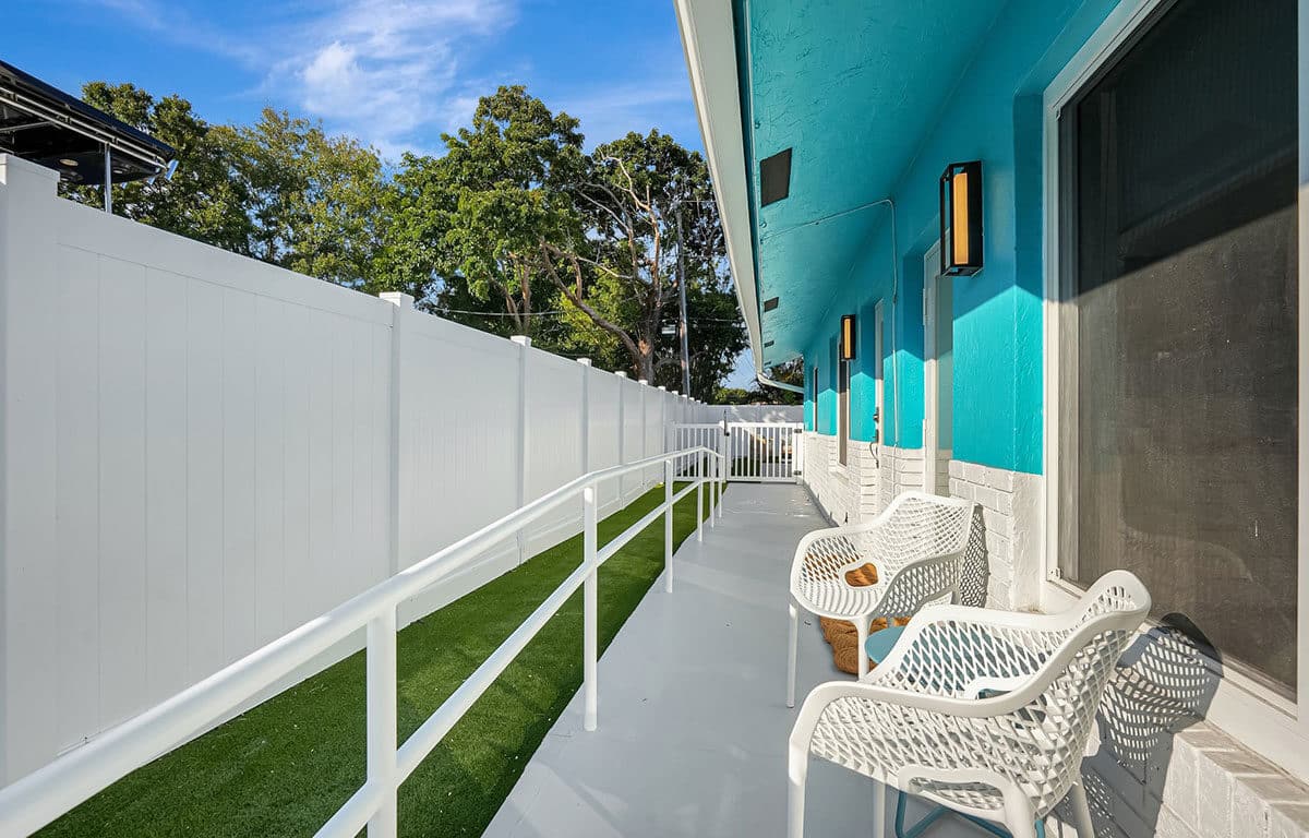 Sea Star - Newly Renovated Studio with Bathroom and Kitchenette Fort Lauderdale Retreat