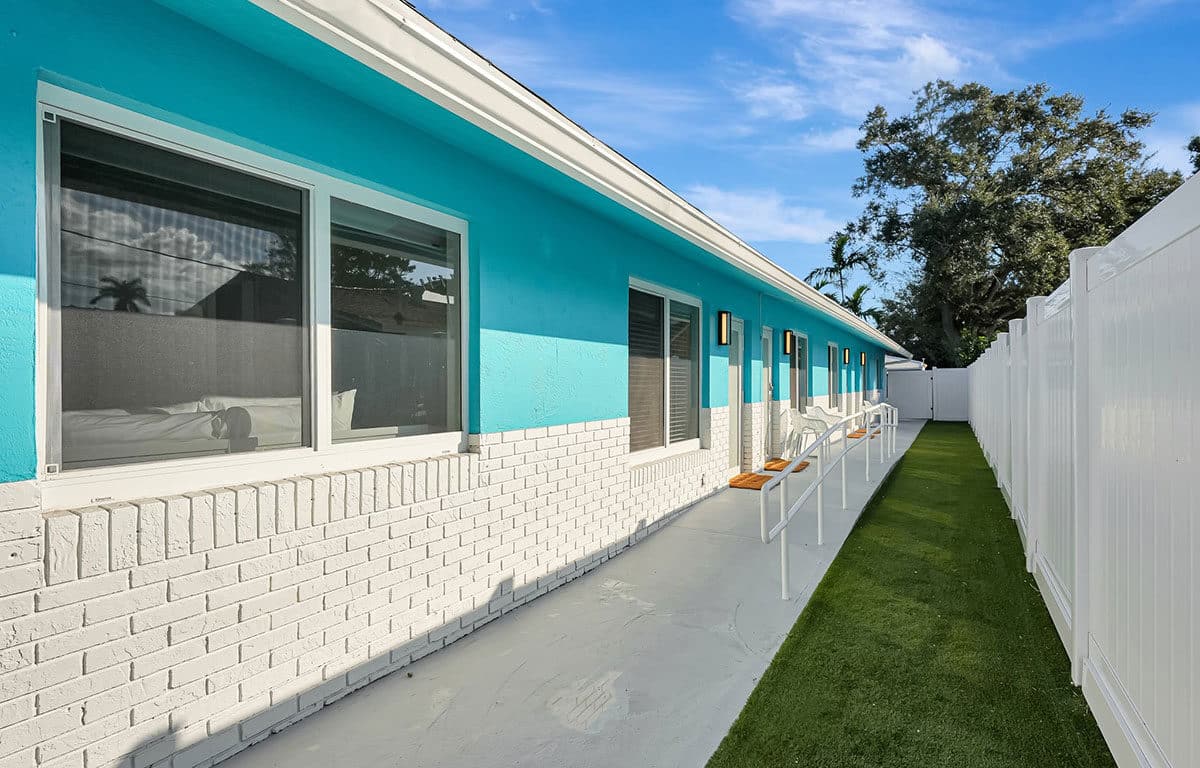 Sea Star - Newly Renovated Studio with Bathroom and Kitchenette Fort Lauderdale Retreat
