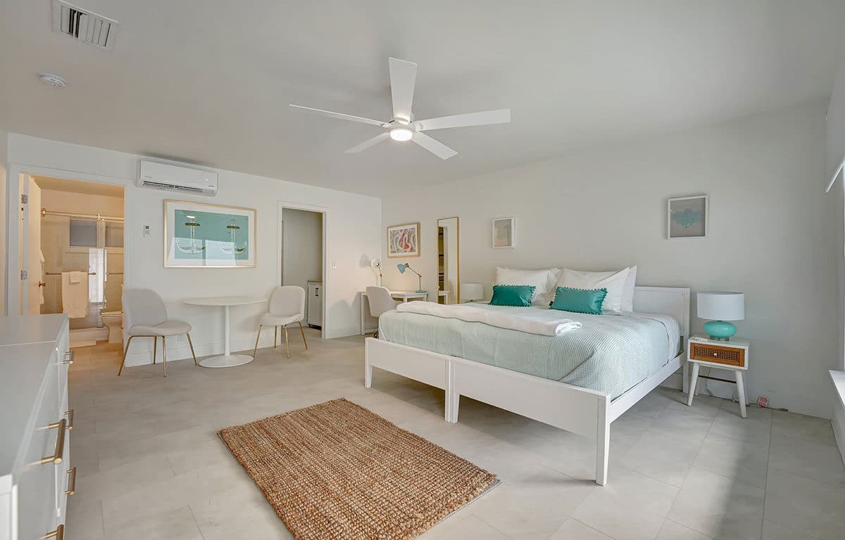 Sea Star - Popular Newly Renovated 2 bedroom / 1 bathroom Fort Lauderdale Apartment Escape