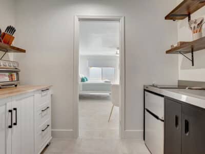 Sea Star - Popular Newly Renovated 2 bedroom / 1 bathroom Fort Lauderdale Apartment Escape