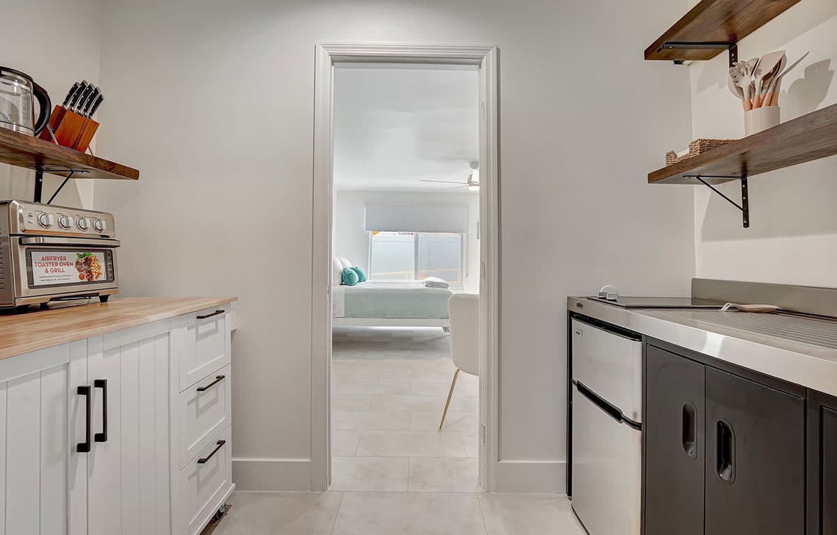 Sea Star - Newly Renovated Studio with Bathroom and Kitchenette Fort Lauderdale Retreat