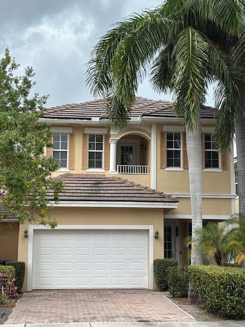 Fantasea - Spacious 4 bedroom / 2.5 bathrooms / Private Free-Standing House