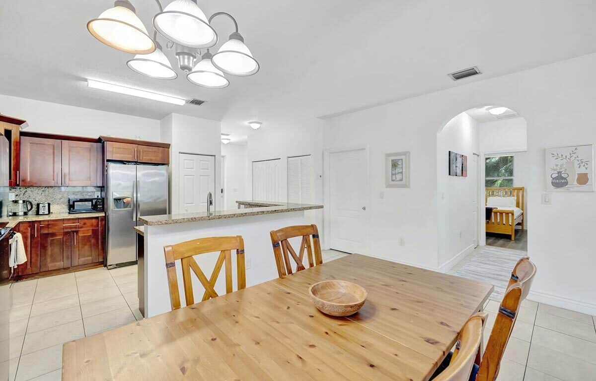 Marina Casa – Beautiful 4BR/2BA Fort Lauderdale Private Home Minutes from Marina & Airport