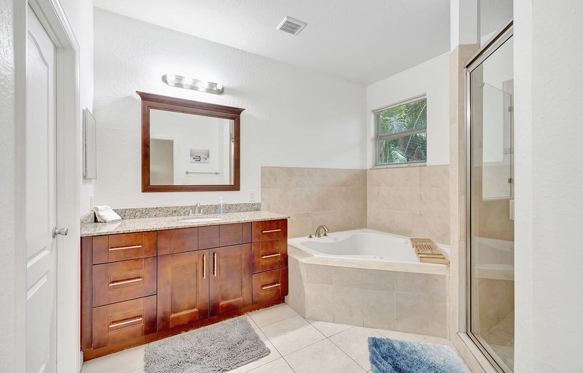 Marina Casa – Beautiful 4BR/2BA Fort Lauderdale Private Home Minutes from Marina & Airport