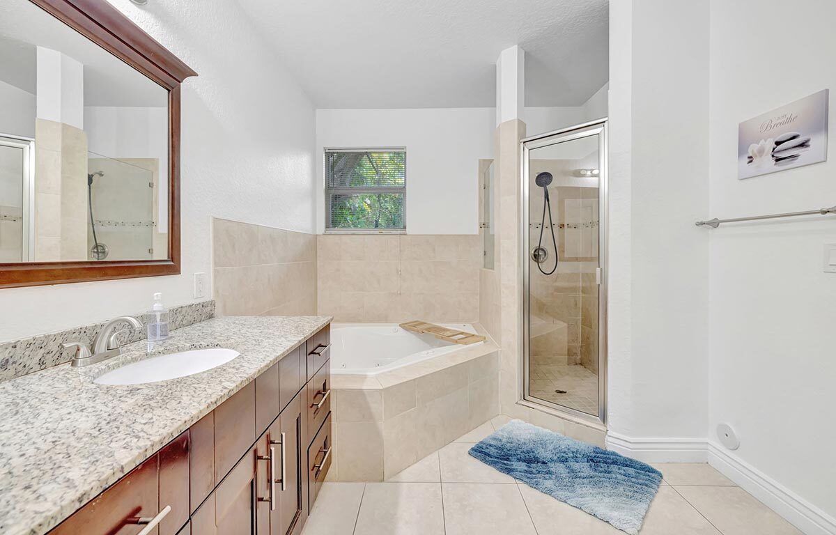 Marina Casa – Beautiful 4BR/2BA Fort Lauderdale Private Home Minutes from Marina & Airport