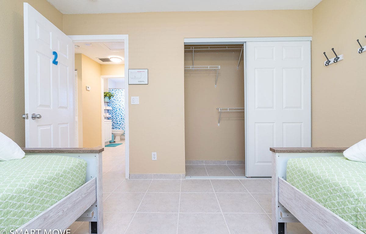 Island Breeze - 3 Bed & 2 Bath | Student-Friendly Crew Housing - 4 Units