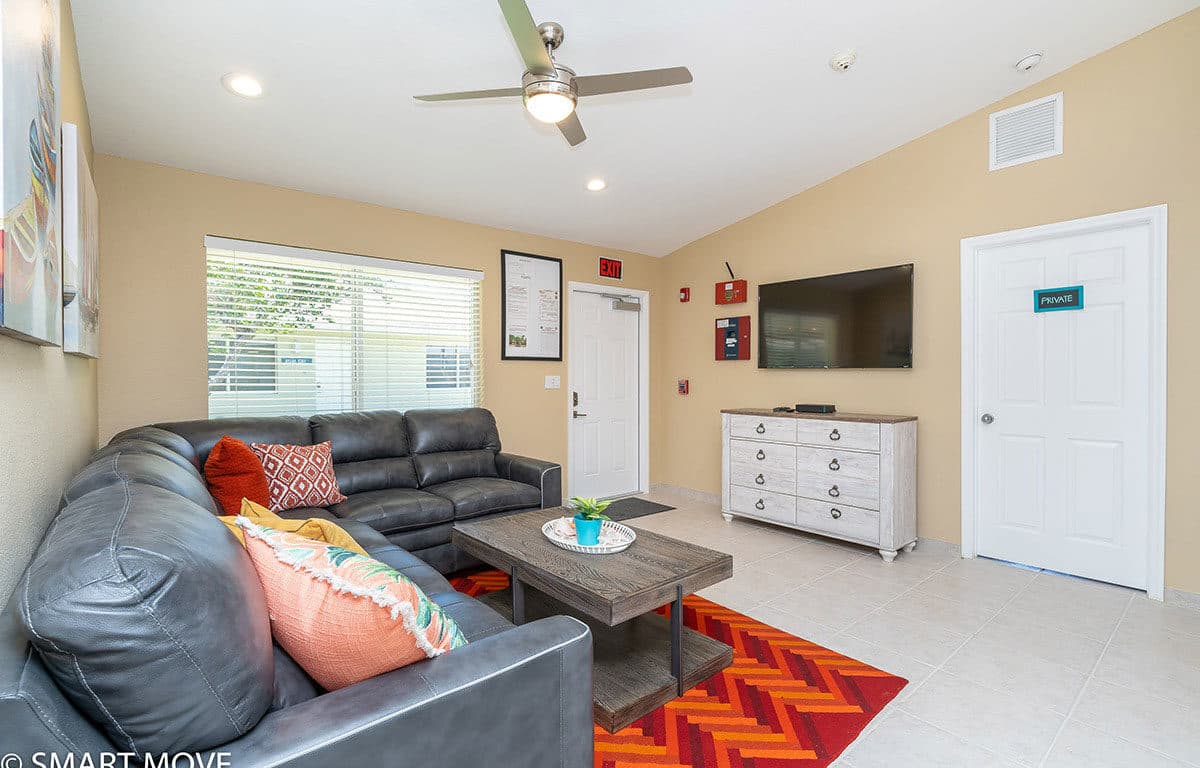 Island Breeze - 3 Bed & 2 Bath | Student-Friendly Crew Housing - 4 Units