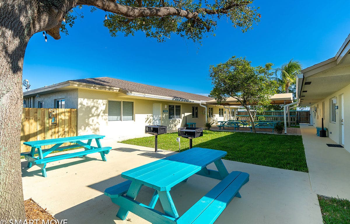 Island Breeze - 3 Bed & 2 Bath | Student-Friendly Crew Housing - 4 Units