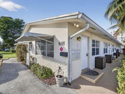 One Palm - Contemporary 1 Bed / 1 Bath Short-Term Apartment