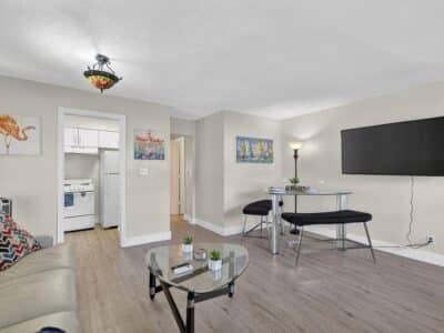 One Palm - Contemporary 1 Bed / 1 Bath Short-Term Apartment