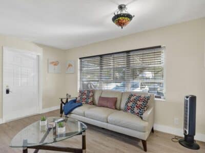 One Palm - Contemporary 1 Bed / 1 Bath Short-Term Apartment