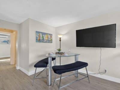 One Palm - Contemporary 1 Bed / 1 Bath Short-Term Apartment